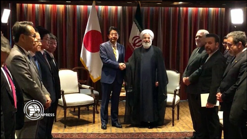 Iranpress: روحاني يبحث مع رئيس الوزراء الياباني سبل تخفيف التوتر في المنطقة