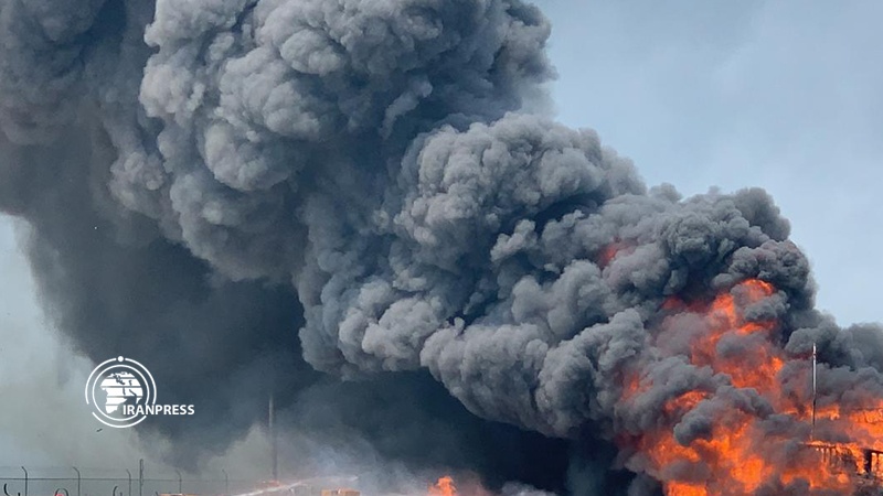 Iranpress: نشوب حريق في لنش نقل بجزيرة كيش