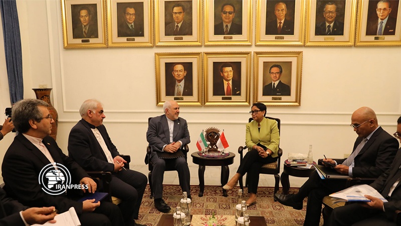 Iranpress: Iran, Indonesia FMs meet in Jakarta