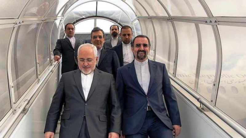 Iranpress: ظريف يغادر طهران متوجها الى دكا 