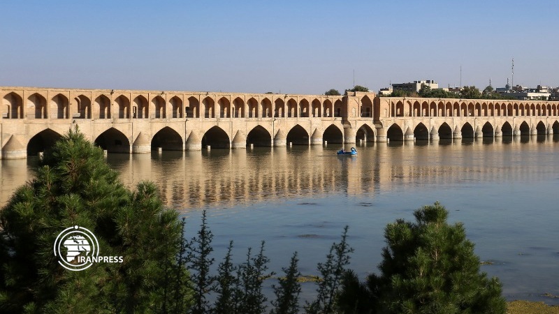 Iranpress: بالفیديو.. جسر "33 بل" في اصفهان تحفة من التراث الإيراني