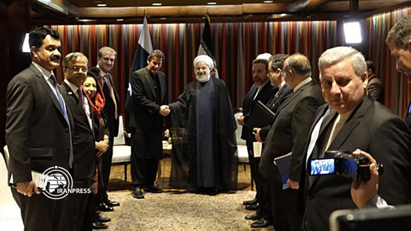 Iranpress: الرئيس روحاني يؤكد استمرار العلاقات الجيدة والمثمرة بين طهران وإسلام آباد