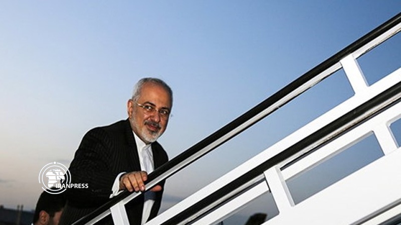 Iranpress: ظريف يعود إلى طهران بعد زيارة لإندونيسيا