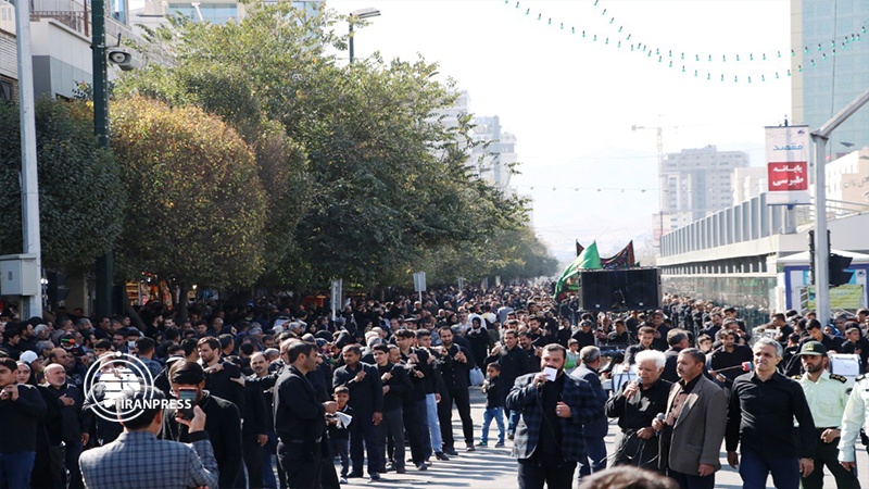 Iranpress: Photo: mourners march in the holy city of Mashhad to mark Arbaeen