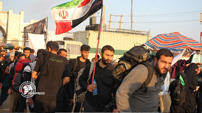 Iranpress: عودة الزوار الإيرانيين من العراق عبر منفذ مهران