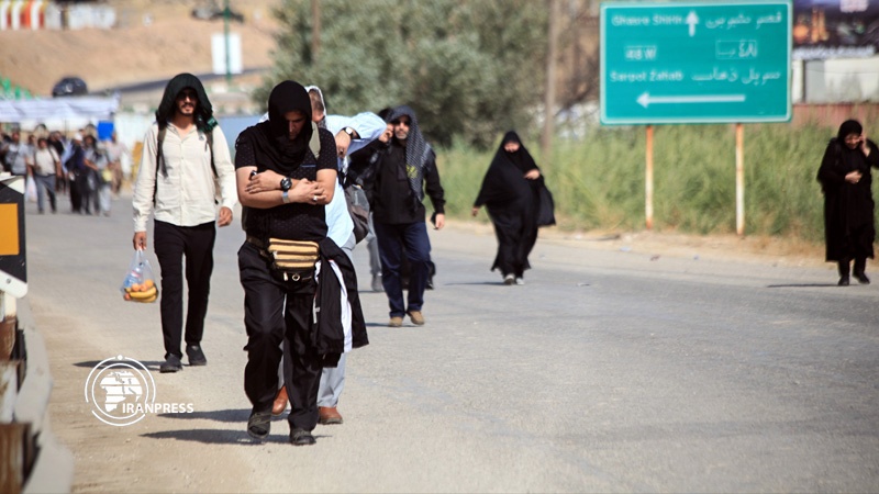 Arbaeen pilgrims crossing Khosravi border, Photo by Farzad Menati