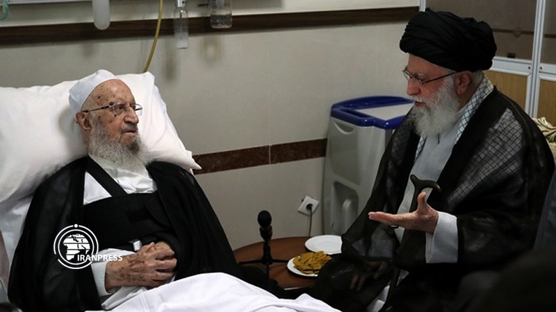 Leader visits Ayat. Makarem Shirazi at hospital