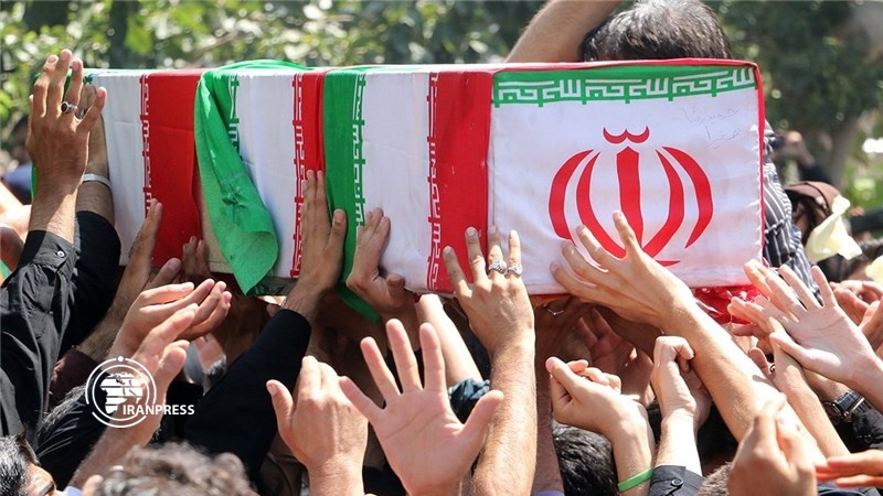 Iranpress: إيران تستلم الإثنين رفاة 70 شهيدا في حرب السنوات الثماني
