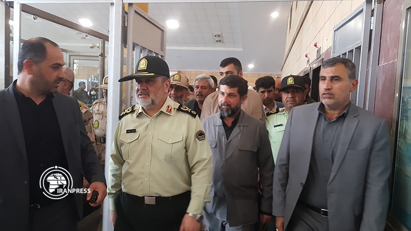 Iranpress: قائد الشرطة الإيرانية يزور معبر شلمجة الحدودي