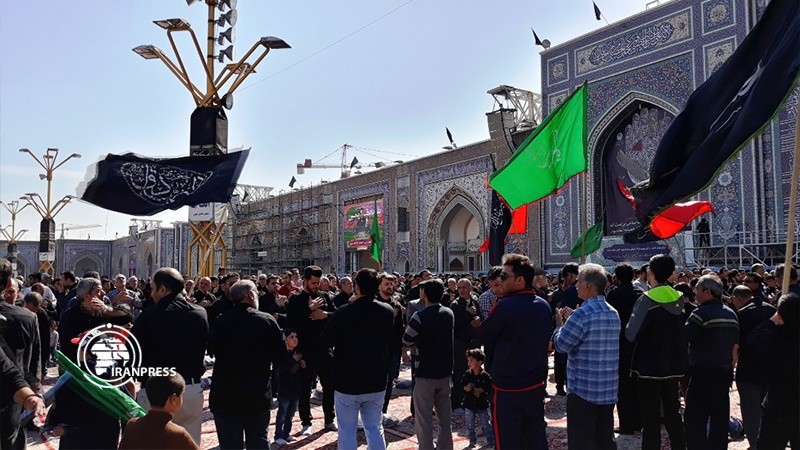 Iranpress: مراسم الأربعين في مشهد المقدسة بمشاركة عشرات الآلاف من المعزين 