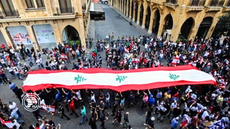 Iranpress: استمرار الإحتجاجات في لبنان لليوم السادس على التوالي 