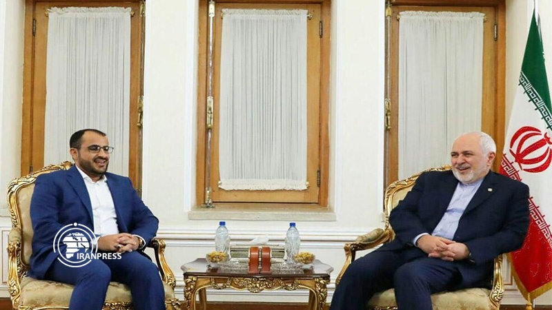 Iranpress: Zarif, Ansarullah Spokesman to meet in Tehran