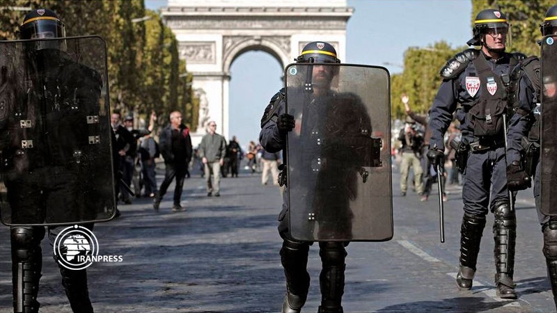 Iranpress: قوات الإطفاء الفرنسية تتحرك صوب باريس لتنظيم المظاهرات الإحتجاجية