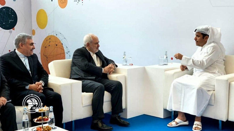 Iranpress: ظريف يبحث مع نظيره القطري العلاقات الثنائية والتطورات الإقليمية