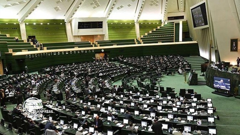 Iranpress: Iranian MPs chant "Dawn with America" inside Majlis