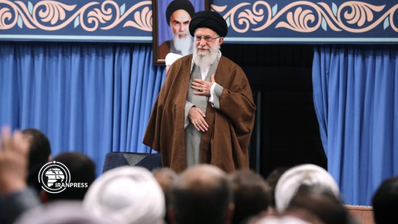 Iranpress: قائد الثورة الإسلامية يستقبل المشاركين بمؤتمر الوحدة