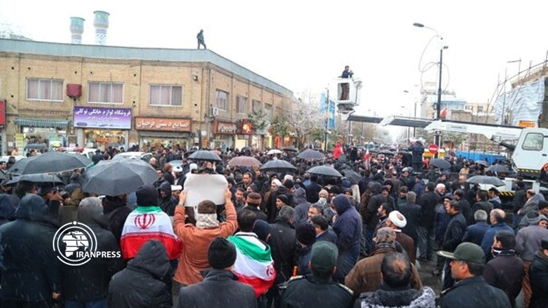Iranpress: مسيرة عفوية في محافظة زنجان الإيرانية للتنديد بأعمال الشغب
