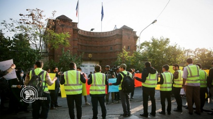 Iranian Students' Protest in Front of French Embassy in Support of Yellow Vests