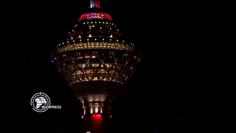 Iranpress: برج "ميلاد" يتلألأ بنور أحمر في اليوم العالمي لمكافحة الإيدز