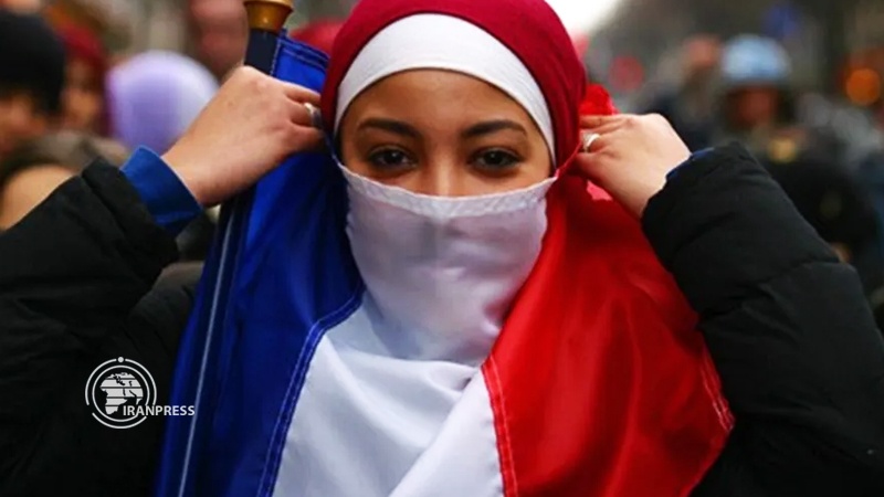 Iranpress: استطلاع: 45% من النساء المسلمات في فرنسا تعرضن للتمييز 
