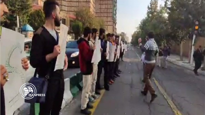 Iranpress: في ذكرى وعد بلفور.. الطلاب الإيرانيون يجتمعون أمام السفارة البريطانية