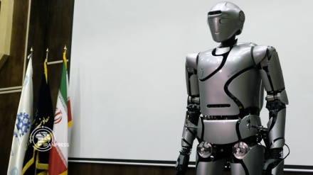إزاحة الستار عن روبوت إنساني في إيران