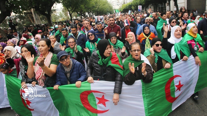 Iranpress: المظاهرات تتواصل في العاصمة الجزائرية وولايات عدة في الجمعة ال48