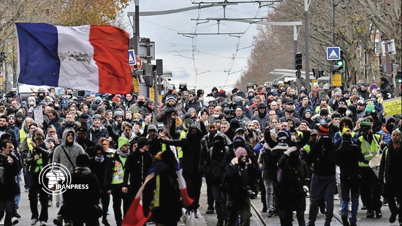 Iranpress: الإضرابات في فرنسا مستمرة وتدخل يومها السادس 