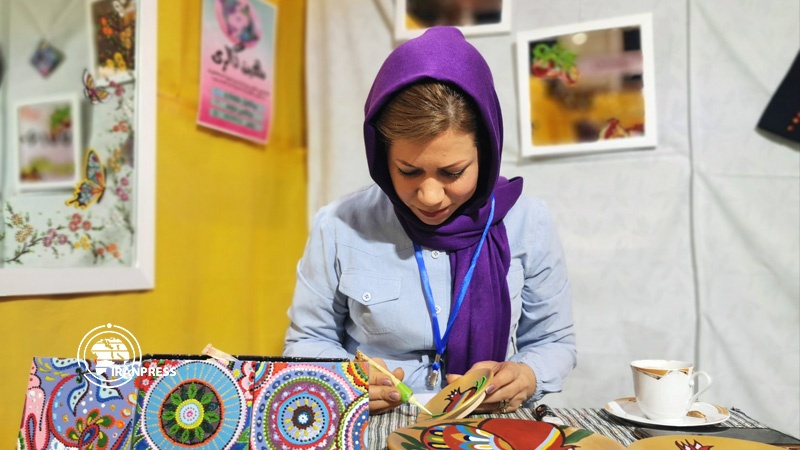Iranpress: عشرات المحافظات تقدّم منتجاتها في معرض الصناعات اليدوية