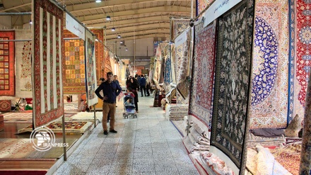 Photo: Iranian hand-woven carpet show in Isfahan