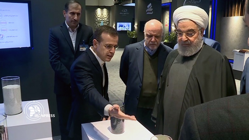Iranpress: الرئيس الإيراني: 17 مليار دولار عائدات صناعة البتروكيماويات رغم حظر البلاد