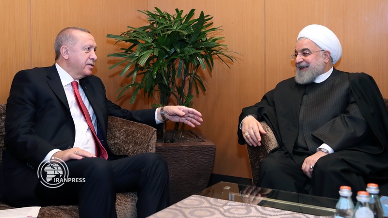 Iranpress: Iran, Turkey hold talks for settling issues of Muslim world, region