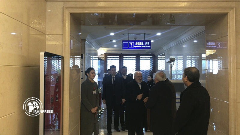 Iranpress: ظريف يحط الرحال في بكين