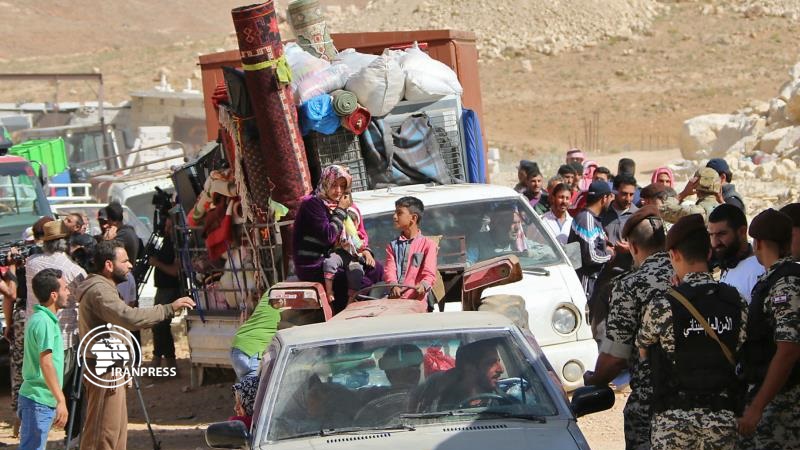 Iranpress: Hundreds of Syrian refugees return from Lebanon & Jordan