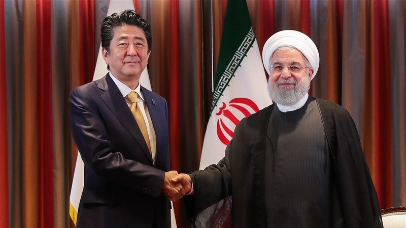 Iranian President Hassan Rouhani (R) and Japanese Premier Shinzo Abe (L)