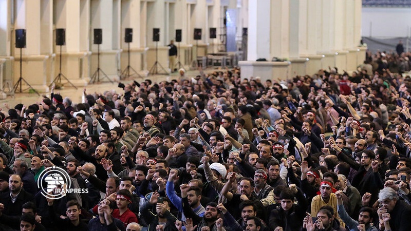 Iranpress: Photo: Huge crowds of People attend Friday Prayers led by Iran