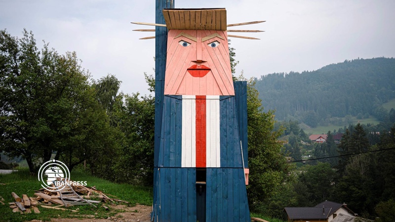 Iranpress: إحراق تمثال خشبي لترامب في مسقط رأس زوجته ميلانيا في سلوفينيا