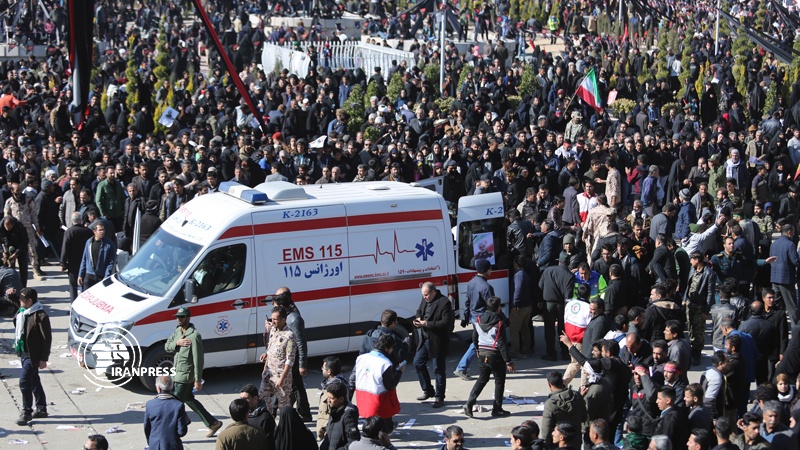 Iranpress: وفاة عشرات المواطنين في مراسم تشييع الشهيد سليماني بكرمان 
