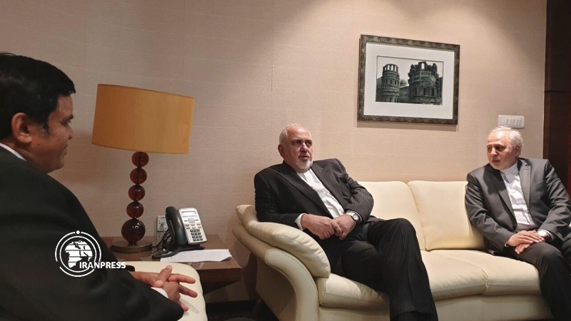 Iranpress: Zarif arrives in Mumbai after meetings in New Delhi
