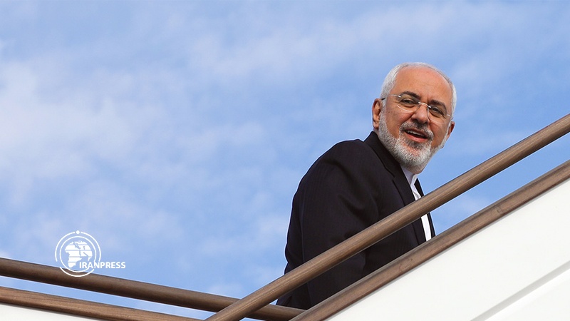 Iranpress: ظريف يغادر طهران متوجها الى نيودلهي
