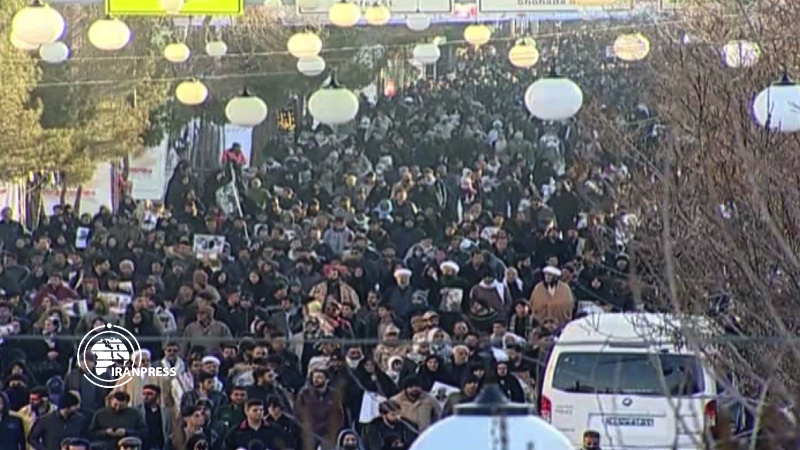 Iranpress: مسيرة مليونية في كرمان لتشييع جثمان الشهيد قاسم سليماني + فيديو