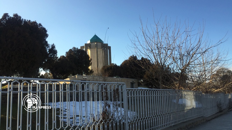 Iranpress: مقبرة باباطاهر؛ وجهة أدبية وفنية للسياح + صور 