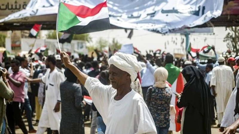 Iranpress: مظاهرة أمام سفارة الإمارات في الخرطوم تندیدًا بالتدخلات الأجنبیة 