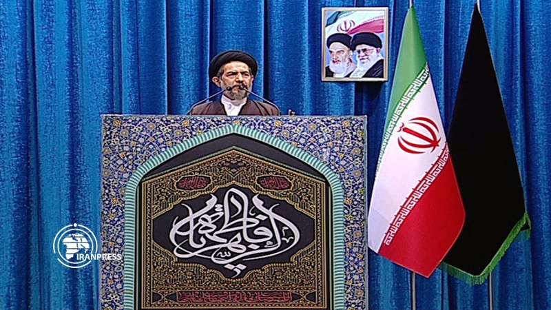 Iranpress: خطيب طهران: الهجوم الصاروخي الإيراني نسف القوة العسكرية الأمريكية