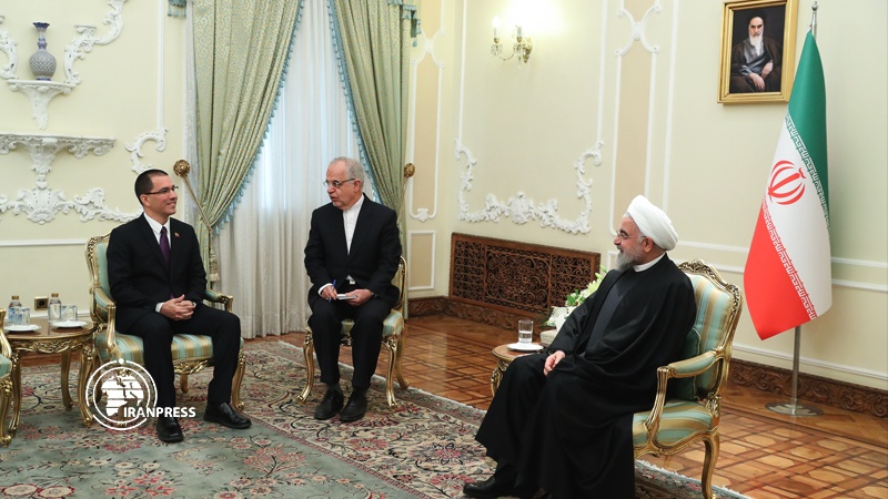 Iranpress: الرئيس روحاني يؤكد على ضرورة تعزيز العلاقات مع فنزويلا