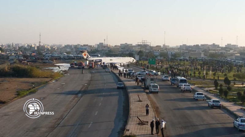 Iranpress: طائرة ركاب إيرانية انحرفت عن مسارها في مدرج المطار بماهشهر