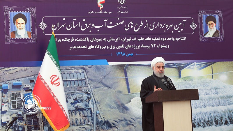 Iranpress: الرئيس روحاني: صمود الشعب الإيراني أفشل المؤامرات الأميركية