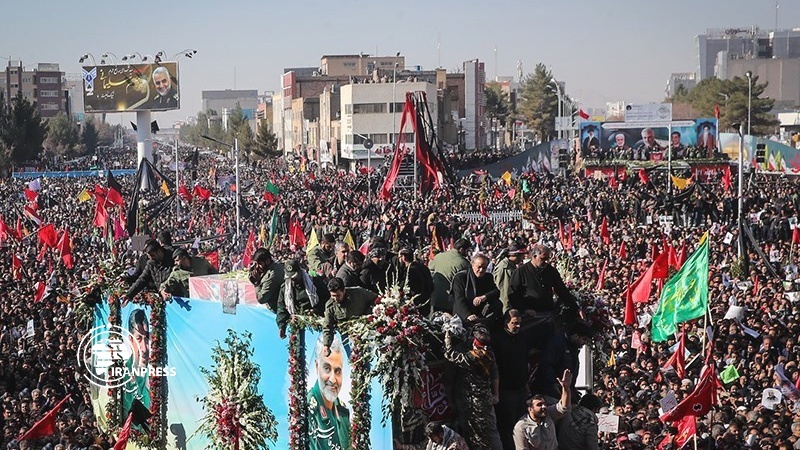 Iranpress: التأجيل في دفن شهداء المقاومة بكرمان 