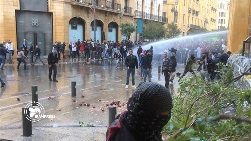 Iranpress: عشرات المصابين في مواجهات بين قوى الأمن والمتظاهرين في بيروت 