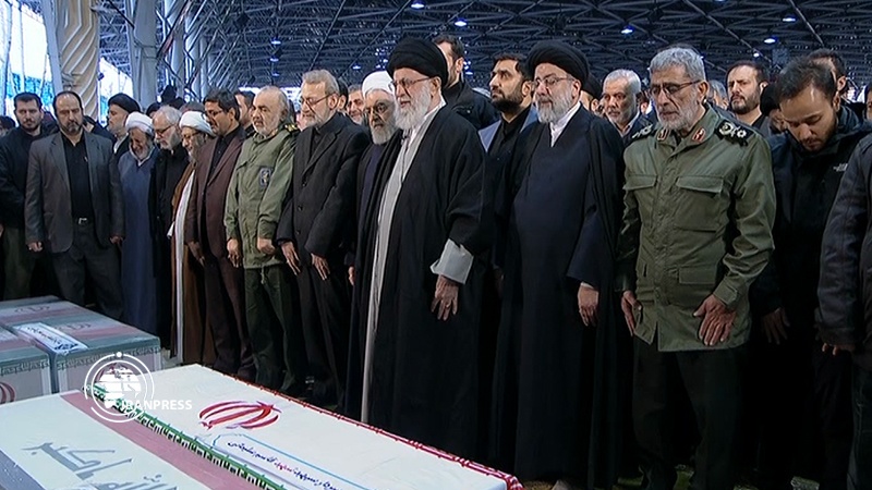 Iranpress: قائد الثورة الإسلامية يقيم الصلاة على جثمان الشهيد سليماني